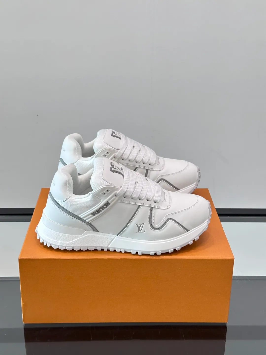Men's Men's Shoes 💰p480 "＊OUIS ＊UITTO＊" sneakers debuted in the 2025 early autumn series, continuing the iconic design of Run Away sneakers in a large version. The smooth calfskin upper features contrasting LV lettering and Vuitton logos, while a lightweight rubber wedge outsole evokes running shoe construction. High level of comfort. Looks good, wears well and matches well. Worth buying🎶🎶🎶 size: 38-44 (45 customized)